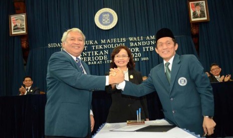 Rektor ITB yang baru Kadarsah Suryadi (kanan), Akhmaloka (kiri) dan Ketua Majelis Wali Amanat (MWA) ITB Betti Alisjahbana (tengah) pada pelantikan Rektot ITB yang baru di Aula Barat Kampus ITB, Jl Ganeca, Kota Bandung, Selasa (20/1).(Edi Yusuf/Republika)