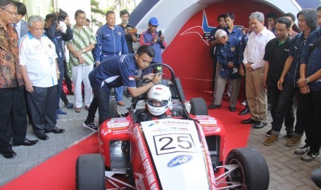 Rektor ITS bersama para pimpinan dan anggote tim menyaksikan kesiapan test drive SAS 5.