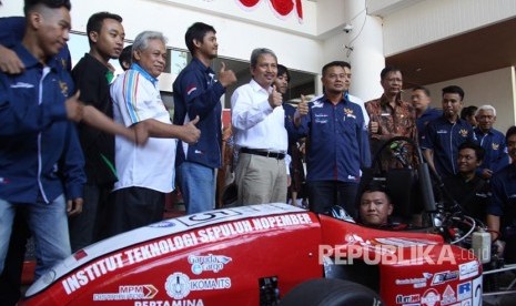 Rektor ITS Joni Hermana bersama para pimpinan dan anggota tim menyaksikan kesiapan test drive mobil Sapu Angin Speed 5 di Rektorat ITS.