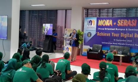 Rektor Kampus Digital Bisnis UNM, Prof Dwiza Riana membuka acara dengan sambutan, ia menyampaikan bahwa Kampus Digital Bisnis UNM akan terus beradaptasi dengan aturan dan peraturan yang baru dari Kemendikbud.