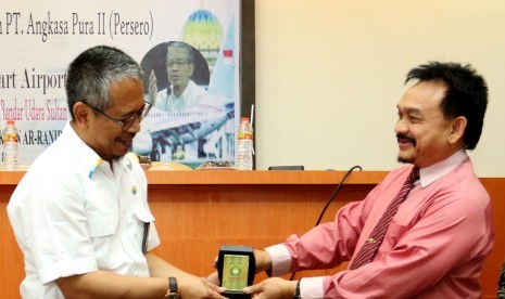  Rektor Prof. Dr. H. Farid Wajdi Ibrahim, MA bersama Executive General Manager Angkasa Pura II, Yos Suwagiyono, menandatangani naskah kerja sama, Kamis (22/3/2018) di Aula Fakultas Tarbiyah dan Keguruan UIN Ar-Raniry, Darussalam Banda Aceh.