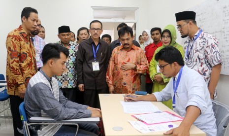 Rektor Prof Dr H Farid Wajdi Ibrahim MA bersama pimpinan UIN Ar-Raniry meninjau proses pelaksanaan ujian bagi peserta yang berkebutuhan khusus (tunanetra) pada Ujian Masuk Perguruan Tinggi Keagamaan Negeri (UM-PTKIN) tahun 2018 di UIN Ar-Raniry, Banda Aceh.