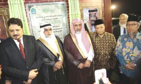 Rektor Rektor Universitas Islam Imam Muhammad bin Sa’ud Arab Saudi, Prof Sulaiman Abul Khail (tengah) usai meresmikan pembangunan gedung baru LIPIA di Jakarta, Ahad (9/4) malam.