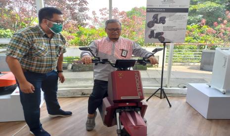 Rektor Telkom University Adiwijaya tengah mencoba motor listrik yang dibuat dosen bekerja sama dengan sejumlah instansi swasta, Senin (14/11/2022). 