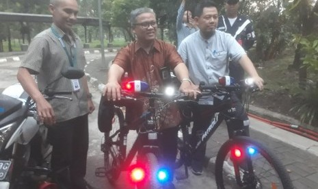 Rektor Telkom University, Prof Adiwijaya tengah mencoba dan menjajaki command center yang baru diluncurkan dan dimiliki oleh kampus tersebut, Kamis (23/5).