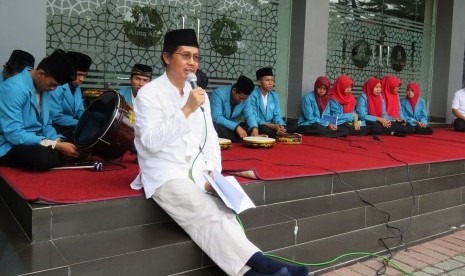 Rektor UAA memberikan sambutan pada Hari Santri di halaman kampus UAA Yogyakarta.