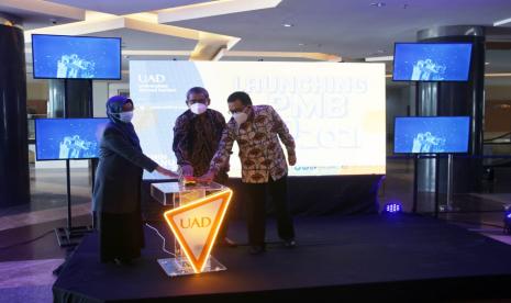  Rektor UAD, Muchlas (tengah), meluncurkan aplikasi penerimaan mahasiswa baru (PMB) periode 2021 di Hall Gedung Utama Lantai 1 Kampus 4 UAD.