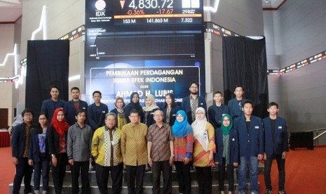 Rektor UAI Ahmad H. Lubis membuka perdagangan saham, belum lama ini.