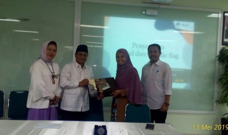 Rektor UAI Prof. Dr. Ir. Asep Saefuddin, M.Sc secara simbolis memberikan santunan kepada anak yatim didampingi Pengelola Yayasan Al Bayyinah Charity Club Ridha Bayyinah,  S. T di kampus UAI Jakarta (13/5).