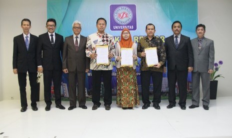 Rektor UBSI, Mochamad Wahyudi (keempat dari kiri),   bersama jajaran Kepengurusan Yayasan BSI.