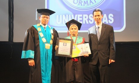 Rektor UBSI bersama Pengurusan Yayasan UBSI memberikan penghargaan kepada wisudawan terbaik UBSI Tasikmalaya.