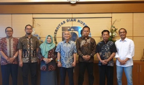 Rektor UBSI, Dr Mochamad Wahyudi (ketiga dari kanan) berfoto bersama dengan jajaran pimpinan Universitas Dian Nuswantoro (Udinus).