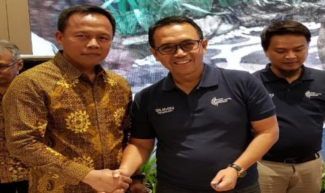 Rektor UBSI, Dr Mochamad Wahyudi (kiri) dan perwakilan BUMN.