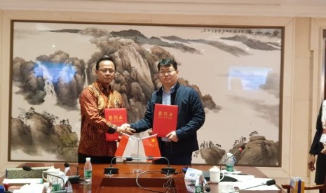 Rektor UBSI, Mochamad Wahyudi (kiri) berjabat tangan dengan perwakilan perguruan tinggi di China pasca penandatanganan MoU.