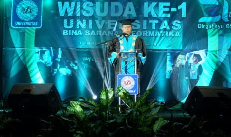 Rektor UBSI Mochammad Wahyudi memberikan kata sambutan pada wisuda perdana UBSI Tegal.