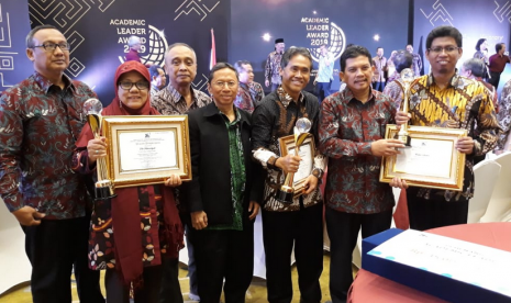 Rektor UGM, Panut Mulyono, ketika menerima penghargaan Academic  Leader Award dari Kementerian Ristek-Dikti.