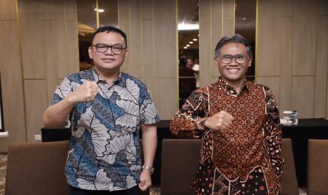 Rektor UGM, Prof Panut Mulyono, bersama dengan Bupati Empat Lawang yang juga alumnus UGM, Joncik Muhammad (kiri).