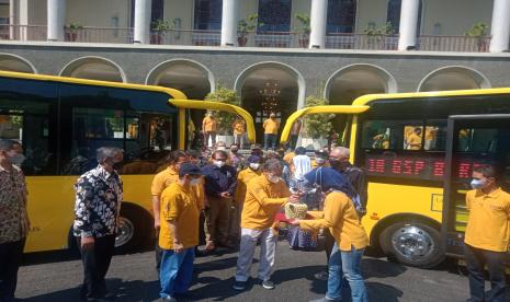 Rektor UGM, Prof Panut Mulyono (tengah) pada acara peluncuran dua bus listrik sebagai transportasi ramah lingkungan di Balairung UGM, Yogyakarta, Jumat (1/4/2022). 