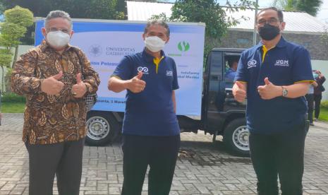 Rektor UGM Prof. Panut Mulyono (tengah) menilai penggabungan tugas dan fungsi Kementerian Pendidikan dan Kebudayaan (Kemendikbud) dan Kementerian Riset dan Teknologi (Kemenristek) akan membuat tugas kementerian tersebut lebih berat. Sebab, bidang yang ditangani kementerian tersebut akan semakin luas.