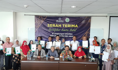 Rektor Uhamka dan direktur LP POM MUI DKI Jakarta menyerahkan 18 sertifikat halal kepada pengusaha kuliner di lingkungan kampus Uhamka.