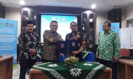 Rektor UII, Prof Fathul Wahid dan Rektor Unismuh, Prof Rahman Rahim saat penandatanganan nota kesepahaman kerja sama di Menara Iqro Unismuh Makassar, Rabu (19/2). 