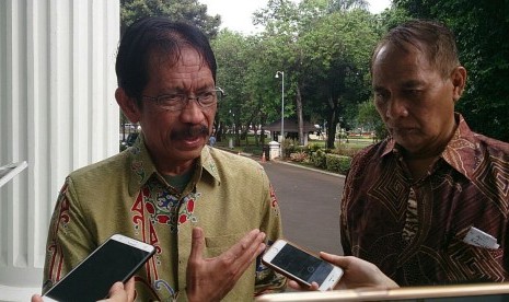 Rektor UIN Alauddin Makassar, Musafir Pababbari, saat memberikan keterangan soal rencana pemberian gekar doktor honoris causa untuk Jusuf Kalla.