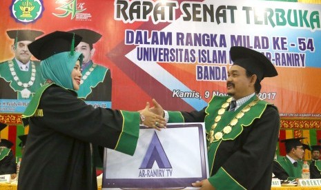 Rektor UIN Ar-Raniry Banda Aceh memberikan penghargaan kepada dosen, karyawan dan mahasiswa berprestasi.