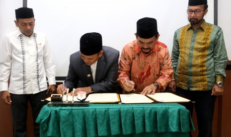 Rektor UIN Ar-Raniry Farid Wajdi dan Bupati Aceh Besar Mawardi Ali menandatangani naskah kerja sama. 