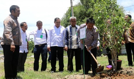 Rektor UIN Ar-Raniry Farid Wajdi Ibrahim  disaksikan Direktur Jenderal Pengendalian DAS-HL Kementerian Lingkungan Hidup dan Kehutanan RI, Hilman Nugroho, saat menanam pohon di halaman Fakultas Sains dan Teknologi UIN Ar-Raniry, Banda Aceh, Rabu (20/9).