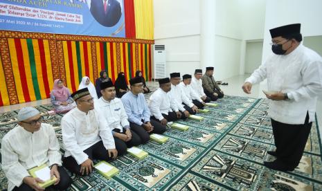 Rektor UIN Ar-Raniry, Prof Dr H Warul Walidin AK MA mem-peusijuek Jamaah Calon Haji (JCH) tahun 2022 di Lingkungan UIN Ar-Raniry Banda Aceh, Jumat (27/5) di Auditorium Ali Hasjmy Kopelma Darussalam, Banda Aceh.