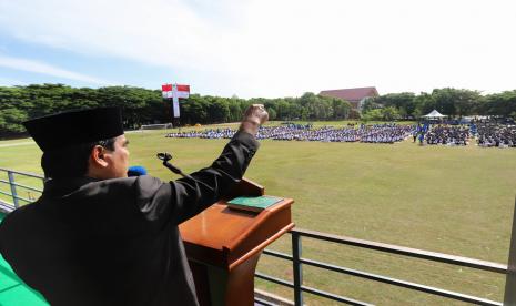 Rektor UIN Ar-Raniry  Prof Dr Mujiburrahman MAg memimpin zikir sebagai pembuka acara Pengenalan  Budaya Akademik dan Kemahasiswaan (PBAK).