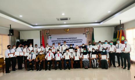 Rektor UIN SGD Bandung, Prof Mahmud (tengah depan) berfoto bersama dosen peraih sertifikat keahlian internasional di Bandung, Selasa (7/9).