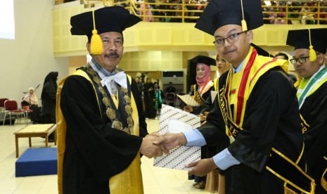 Rektor UIN Sunan Kalijaga Yogyakarta, Yudian Wahyudi, saat melakukan prosesi wisuda kepada 1.609 lulusan baru. 