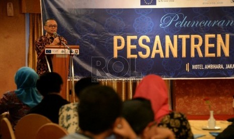  Rektor UIN Syarief Hidayatullah Jakarta Dede Rosyada memberikan sambutan dalam acara peluncuran program dan website Pesantren Untuk Perdamaian di Jakarta, Selasa (30/6). 