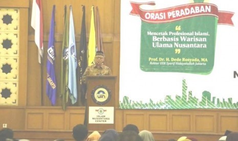 Rektor UIN Syarif Hidayatullah Jakarta, Prof Dede Rasyada saat berorasi dalam peluncuran Islam Nusantara Center di UIN Jakarta, Selasa (11/4)