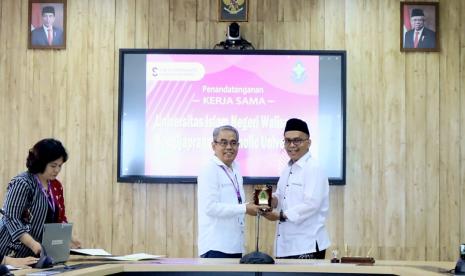   Rektor UIN Walisongo, Prof Imam Taufiq MAg (kanan), berfoto bersama dengan Rektor Unika Soegijapranata, Dr Ferdinandus Hindiarto, usai penandatanganan MoU kerja sama. 