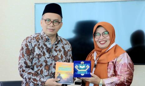  Rektor UIN Walisongo Semarang, Prof Imam Taufiq, dan Rektor IAIN Metro Lampung, Dr Hj Siti Nurjanah, bertukar cindera mata usai penandatanganan MoU kerja sama di sela forum Annual International Conference on Islamic Studies (AICIS) 2023 di Gedung KH Mahrus Aly, Tower Pasca Sarjana UIN Sunan Ampel Surabaya, Rabu (3/5/2023). Konferensi Internasional Studi Islam AICIS 2023 Hasilkan Piagam Surabaya