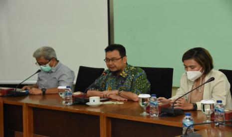 Rektor UMB, Prof. Dr. Andi Adriansyah, M. Eng, didampingi Wakil Rektor I Dr. Harwikarya, MT dan Wakil Rektor III Dr. Ariani Kusumo Wardhani, M.DS, CS, pada Senin (31/10/2022) mengundang seluruh Guru Besar dengan latar belakang berbagai bidang keilmuan di lingkungan UMB