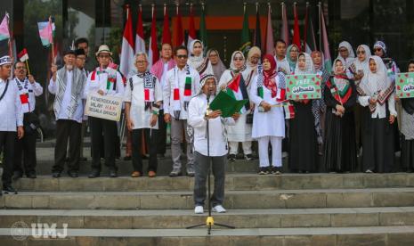 Rektor UMJ Prof. Dr. Mamun Murod, M.Si., saat membacakan Dasasila FR-PTMA dalam Aksi Bela Palestina dan Kutuk Israel di Plaza UMJ, Selasa (07/05/2024).