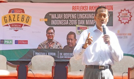 Rektor UMM, Drs.Fauzan,M,Pd saat menyampaikan sambutan dalam Gazebo Forum mengangkat tema Wajah Bopeng Lingkungan Hidup Indonesia 2016 dan Mimpi 2017,di gazebo taman Perpustakaan UMM.