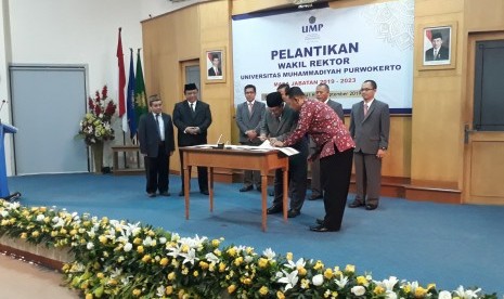  Rektor UMP Dr Anjar Nugroho melantik empat pejabat Wakil Rektor UMP periode 2019-2023 di aula AK Anshori Gedung Rektorat UMP, Rabu (4/9). 