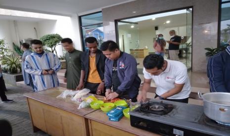 Rektor UMP Dr Jebul Suroso saat acara masak dan ngabuburit bareng mahasiswa asing.