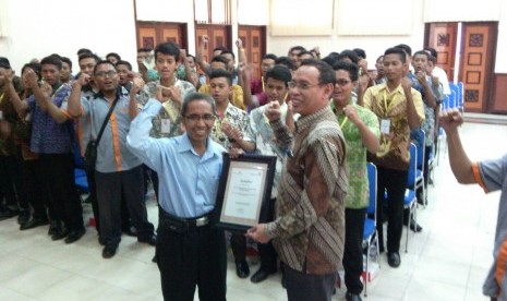 Rektor Unair Muhammad Nasih (kanan) bersama anak-anak yatim.