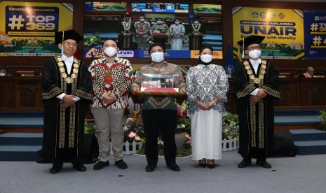 Rektor Unair Prof Mohammad Nasih (kiri), Prof Djoko Santoso, Ketua Senat Akademik (kanan), Andang Miatmoko, Sekretaris Pusat Pengembangan Stem Cell Unair (tengah), saat launching 14 produk skincare Pruallure dan Gfs Secret, bersama dr Bagus Satrio Nurwito, Direktur Jakarta Clinic (dua dari kiri), dan Titis Indah Wahyu Agustin, Direktur PT Kosmetik Global Indonesia (dua dari kanan).