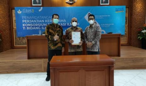 Rektor Unas Dr Drs El Amry Bermawi Putera (tengah) bersama Kepala LLDikti Wilayah III, Prof Dr Agus Setyo Budi, M.Sc (kanan) dan Sekretaris LLDIKTI Wilayah III Dr Yaya Jakaria, S.Si, MM (kiri).