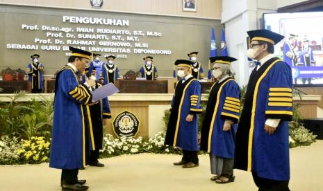 Rektor Undip, Prof Dr Yos Johan Utama SH MHum saat mengukuhkan tiga Guru Besar bau Undip yang dilaksanakan di Gedung Prof Soedarto SH, kompleks kampus Undip Tembalang, Kota Semarang, Jawa Tengah, Selasa (14/6)