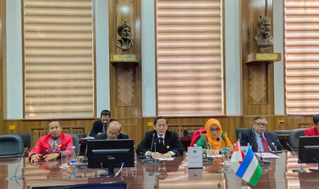 Rektor Unhas Dwia Aries Tina Pulubuhu dengan didampingi beberapa pimpinan fakultas, dan Rektor Unhas 2006-2014 Idrus Paturusi saat berkunjung ke Uzbekistan.