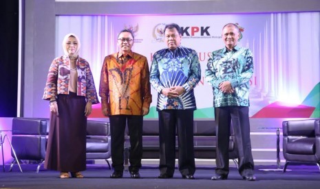 Rektor Unhas Dwia Aries Tina Pulubuhu, Ketua MPR RI Zulkifli Hasan, Ketua MK Arief Hidayat, Ketua KPK Agus Rahardjo saat membuka Festival Konstitusi dan anti korupsi, di Universitas Hasanuddin, Makassar, Senin (24/10).