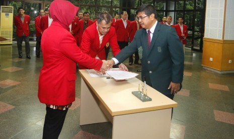 Rektor Unicersitas Hasanuddin Prof Dwia Aries Tina Pulubuhu melantik dan mengambil sumpah jabatan para pejabat struktural baru di Lingkungan Universitas Hasanuddin di Kampus Unhas Tamalanrea, Makassar, Kamis (29/3)