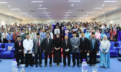 Rektor Unida Gontor Prof Amal Fathullah Zarkasyi memberikan kenang-kenangan kepada Pakar Bahasa Arab dari Polandia, Prof Barbara Michalak-Pikulska di Kompleks Unida Jawa Timur, Senin (10/7).